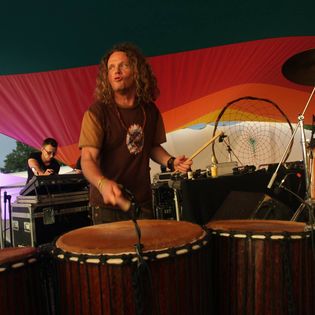 Thomas Tiefenbacher spielt Djembe